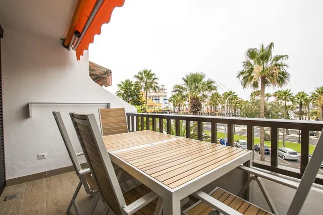 Balcón; vista, suelo de baldosas