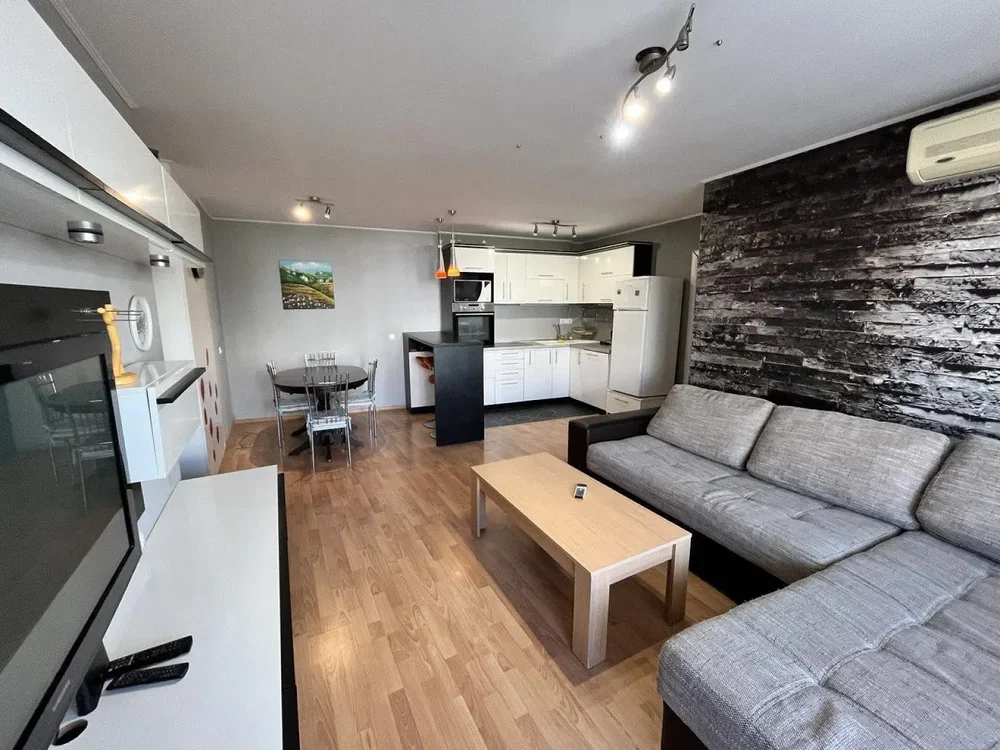 Living room; wood floor, natural light, modern style