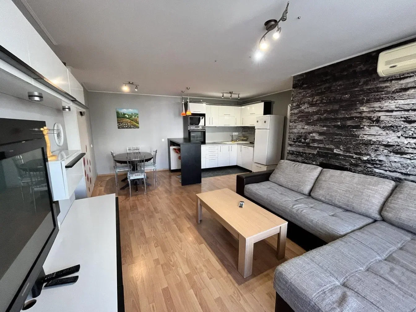 Living room; wood floor, natural light, modern style