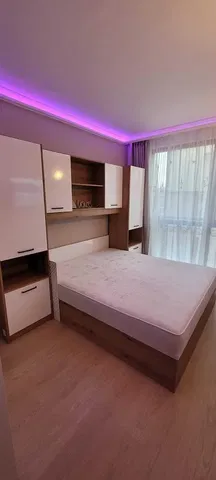 Spavaća soba; drveni pod, prirodno svjetlo, moderni stil