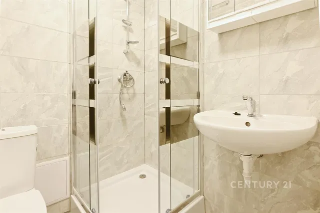 Bagno; pavimento in piastrelle, ristrutturato, luce naturale, stile moderno