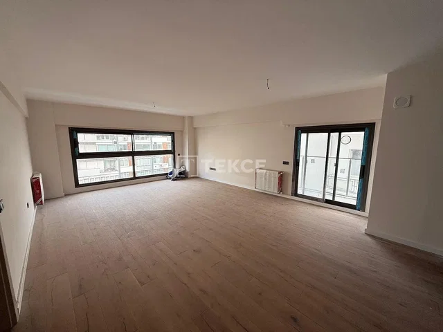 Woonkamer; uitzicht, houten vloer, natuurlijk licht