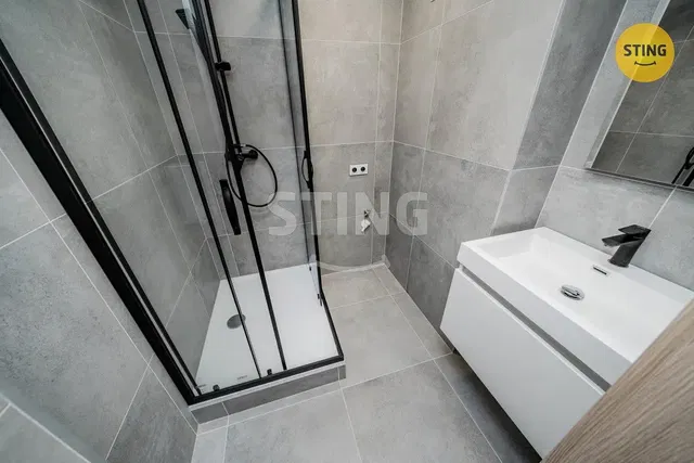 Badezimmer; fliesenboden, renoviert, tageslicht, moderner stil