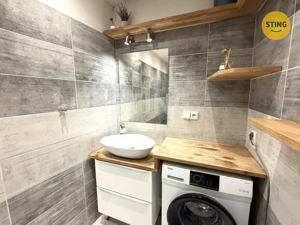 Banyo; fayans zemin, tadilatlı, doğal ışık, modern stil