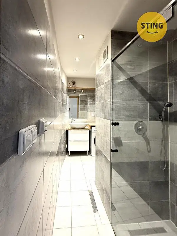 Banyo; fayans zemin, doğal ışık, tadilatlı