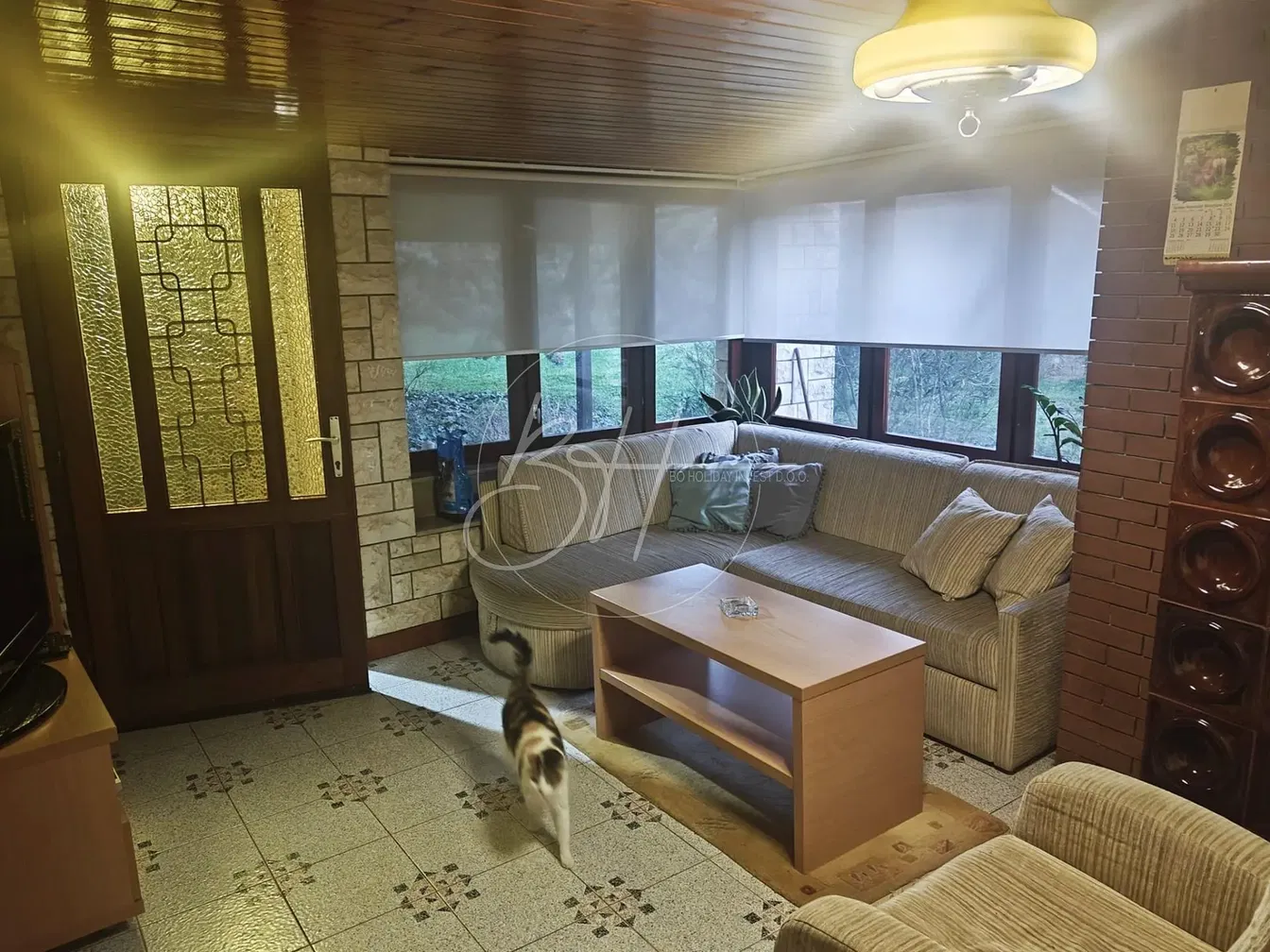 Wohnzimmer; fliesenboden, tageslicht, moderner stil