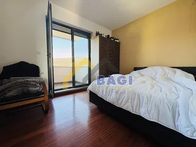 Schlafzimmer; holzboden, blick, tageslicht