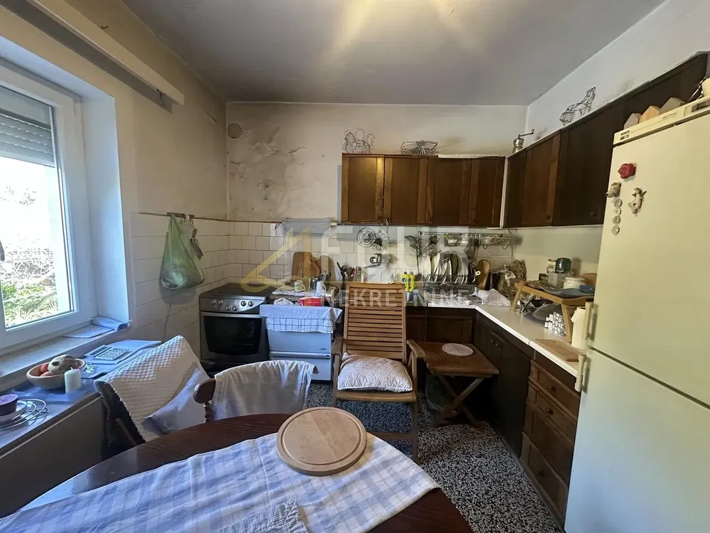 Kuchyně; nutná rekonstrukce, přirozené světlo