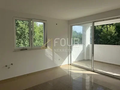 Obývací pokoj; výhled, dlažba, přirozené světlo