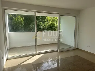 Balkon; výhled, dlažba, přirozené světlo