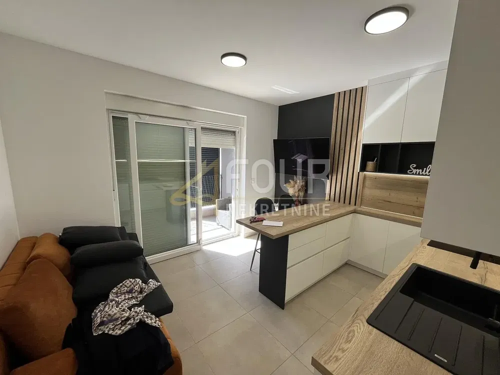 Kuchyně; výhled, moderní styl