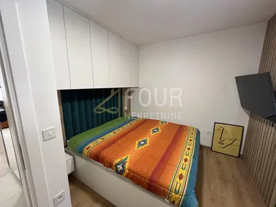 Ložnice; dřevěná podlaha, moderní styl, přirozené světlo