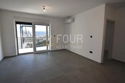 Wohnzimmer; blick, fliesenboden, renoviert, tageslicht