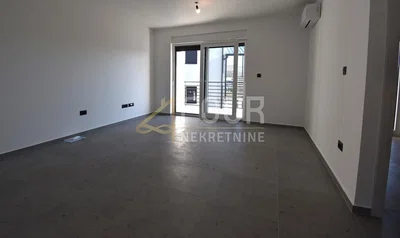 Wohnzimmer; fliesenboden, tageslicht