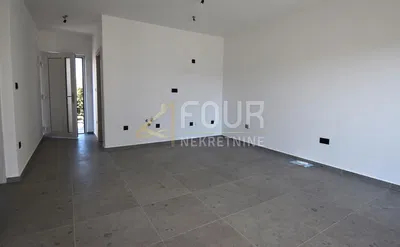 Sonstiges; fliesenboden, renovierungsbedürftig