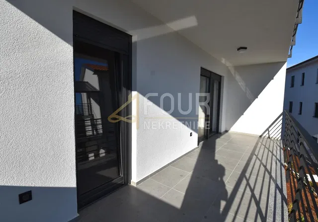 Balcone; pavimento in piastrelle