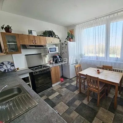 Mutfak; mutfak aletleri, fayans zemin, doğal ışık, modern stil