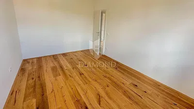 Schlafzimmer; holzboden, tageslicht