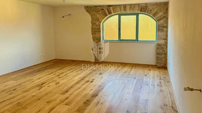 Schlafzimmer; holzboden, tageslicht