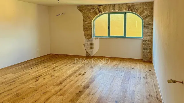 Camera da letto; pavimento in legno, luce naturale