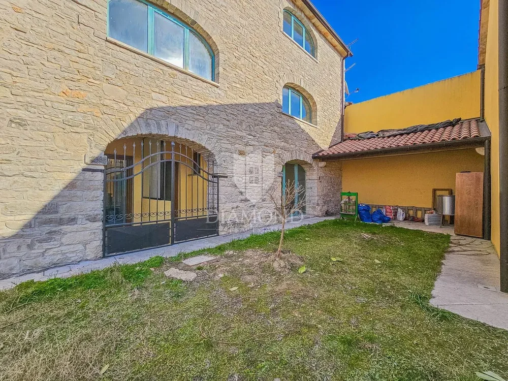 Haus und umgebung; tageslicht