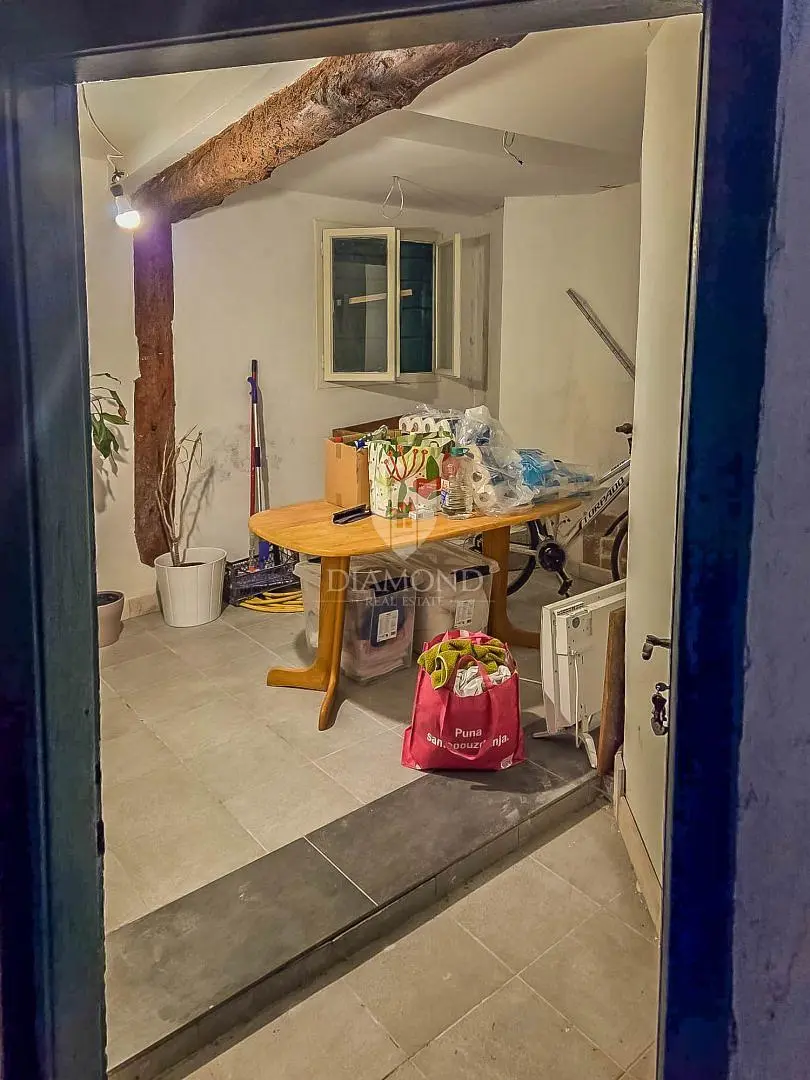 Autre; nécessite rénovation, carrelage