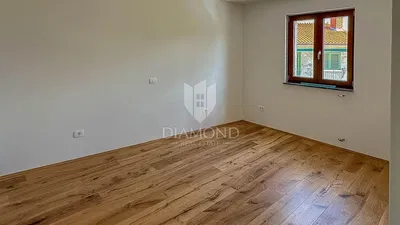 Spavaća soba; drveni pod, prirodno svjetlo, renoviran