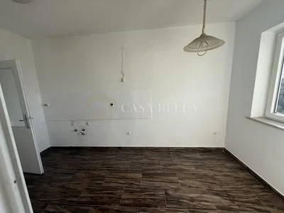 Ostatní; dlažba, nutná rekonstrukce, přirozené světlo