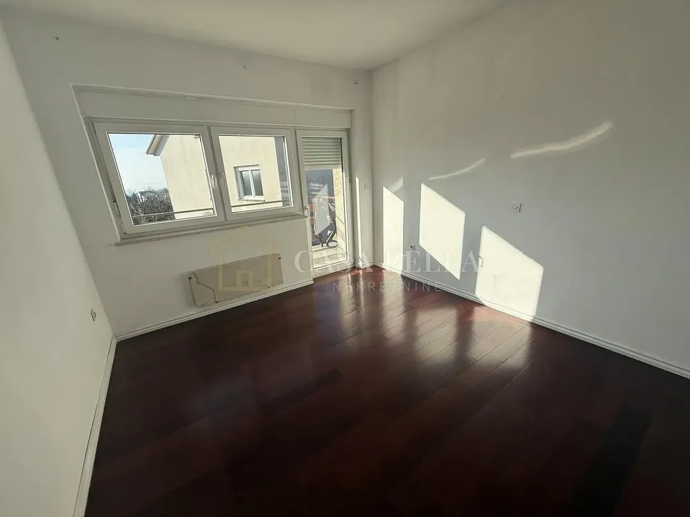 Obývací pokoj; výhled, dřevěná podlaha, přirozené světlo