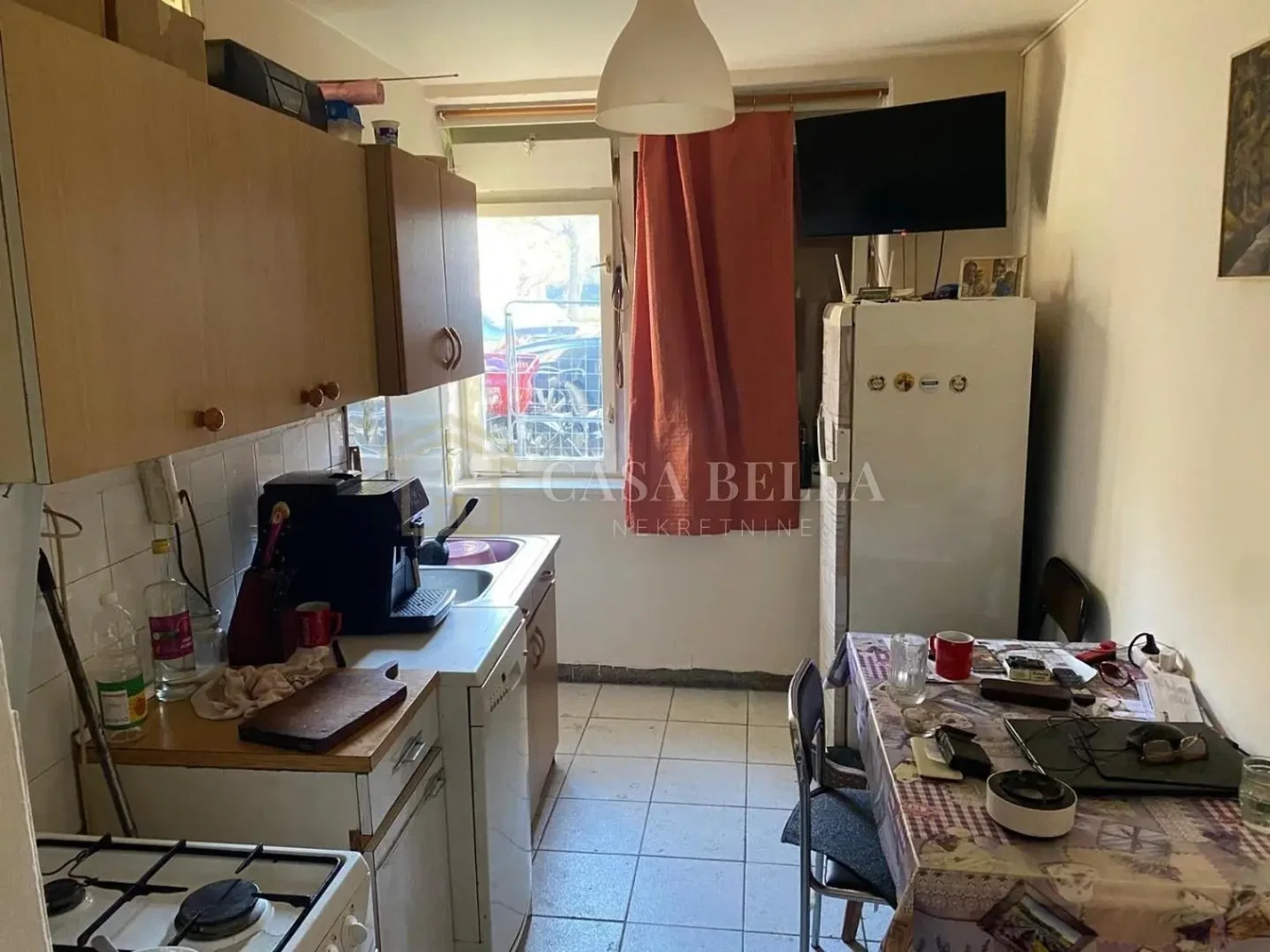 Kuhinja; kuhinjski aparati, pločice, potrebna renovacija