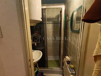 Kupaonica; pločice, bojler, prirodno svjetlo, potrebna renovacija