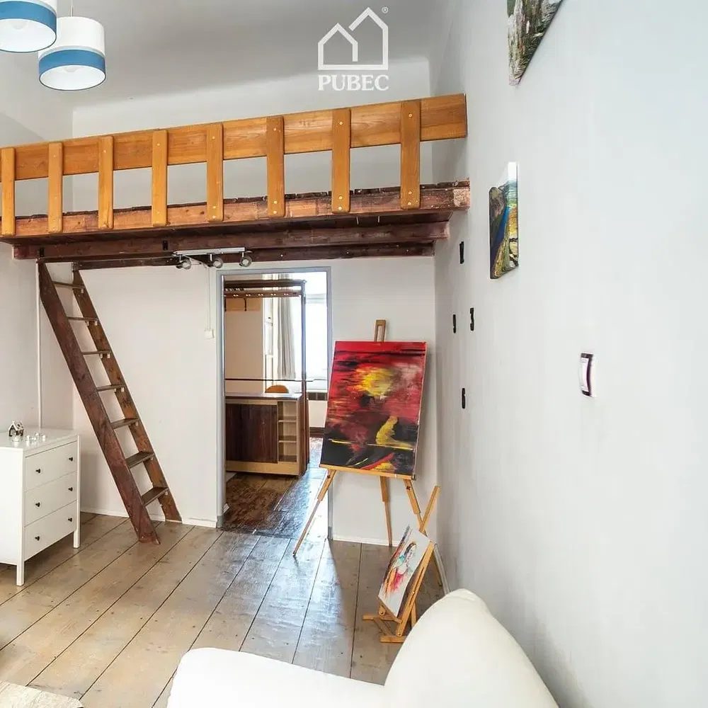 Çocuk odası; ahşap kirişler, ahşap zemin, doğal ışık, rustik stil