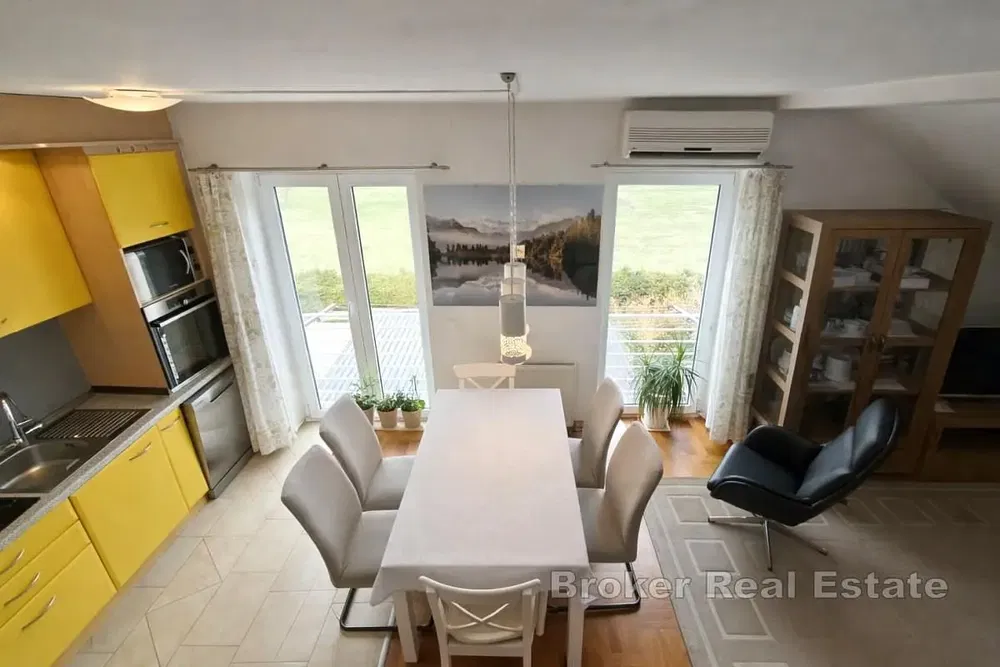 Кухиња; кухињски апарати, поглед, природно светло