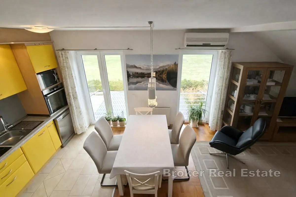 Кухиња; кухињски апарати, поглед, природно светло