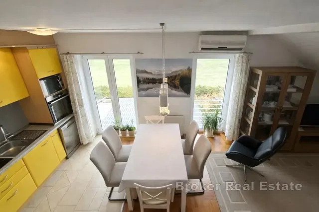 Kitchen; kitchen appliances, view, natural light