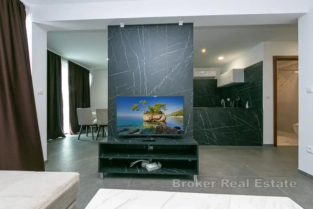 Oturma odası; doğal ışık, modern stil, fayans zemin