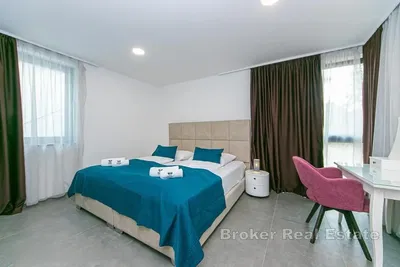 Yatak odası; doğal ışık, fayans zemin