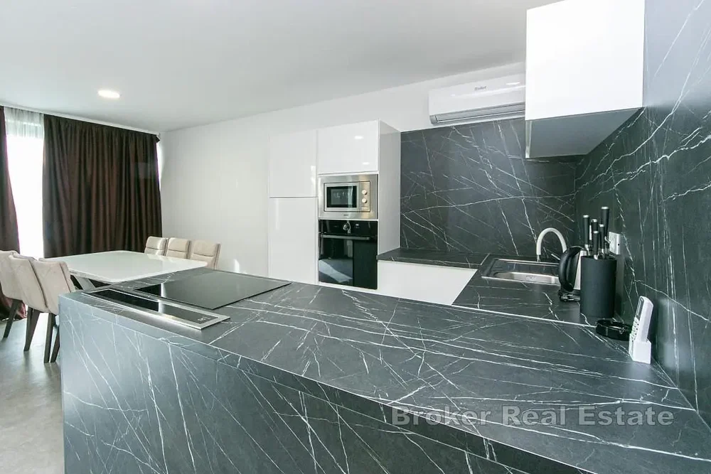 Mutfak; mutfak aletleri, doğal ışık, modern stil