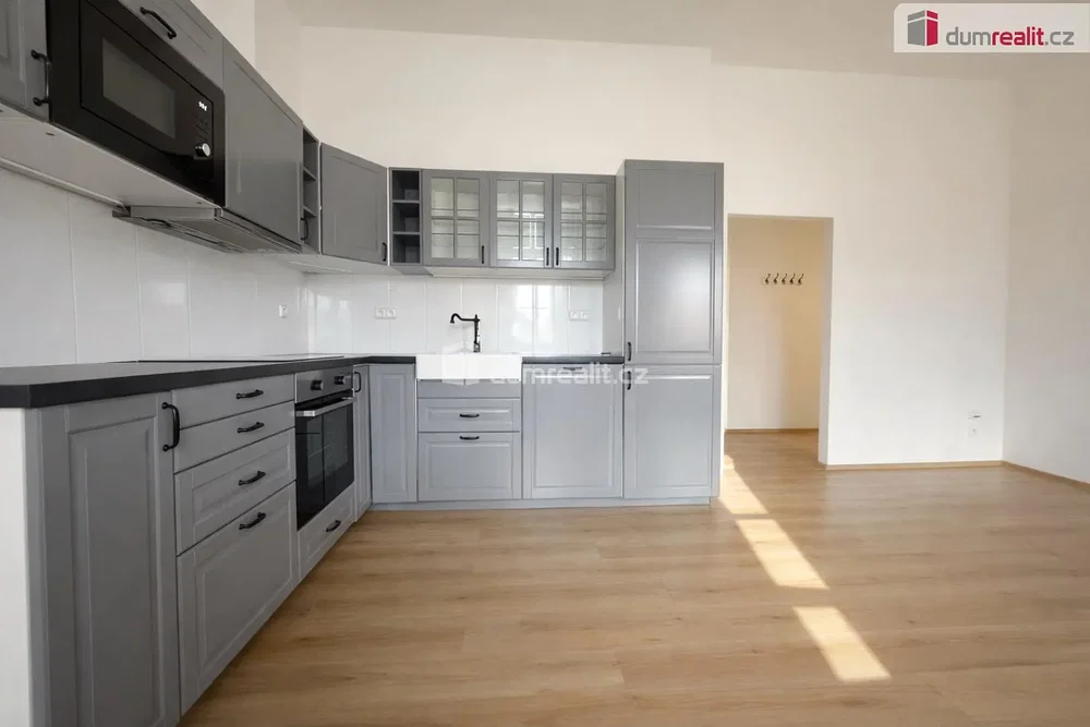 Cucina; elettrodomestici, pavimento in legno, luce naturale, ristrutturato