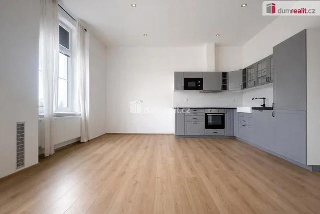 Cucina; elettrodomestici, pavimento in legno, luce naturale, ristrutturato, stile moderno