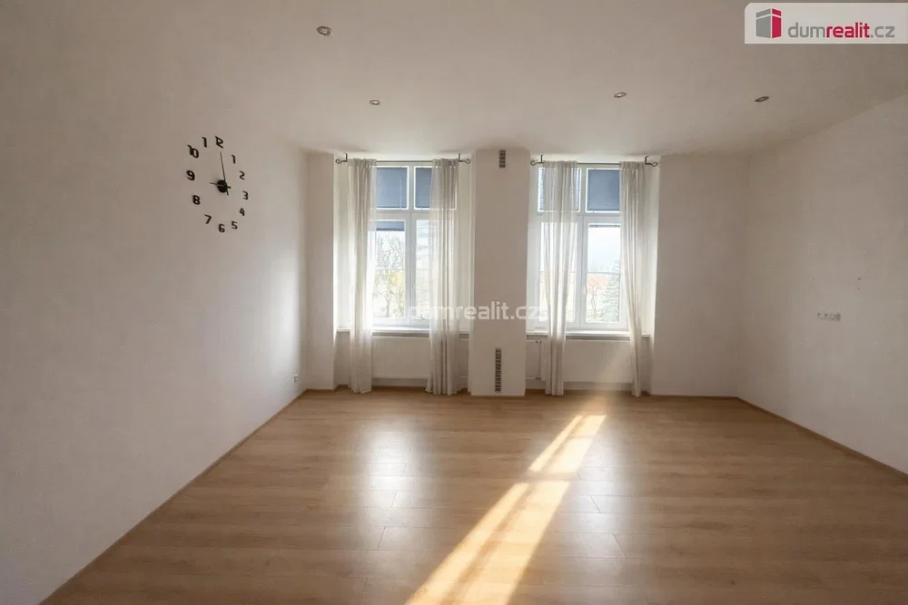 Soggiorno; luce naturale, pavimento in legno, ristrutturato