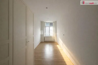 Camera; pavimento in legno, luce naturale