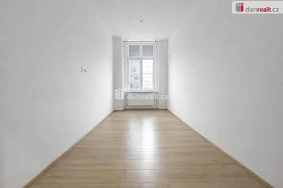 Altro; pavimento in legno, luce naturale
