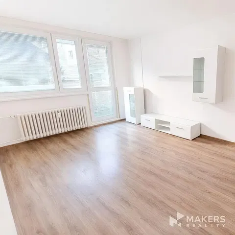 Soggiorno; luce naturale, pavimento in legno, ristrutturato