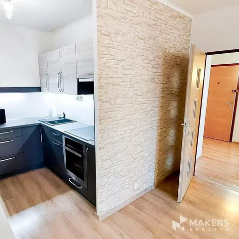 Cucina; elettrodomestici, pavimento in legno, luce naturale