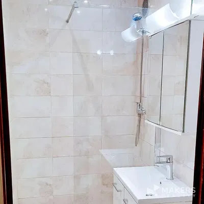 Badezimmer; fliesenboden, tageslicht, renoviert