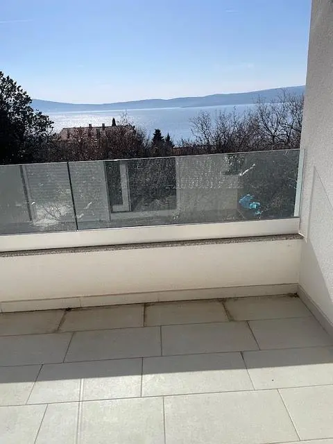 Balkon; výhled, dlažba