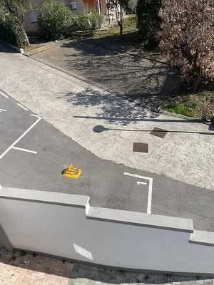 Dům a okolí; výhled