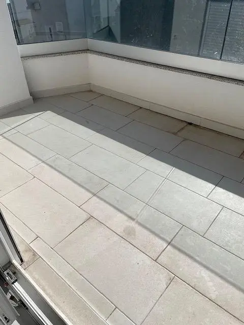 Balkon; dlažba, přirozené světlo