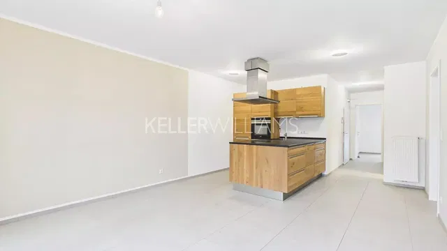 Küche; küchengeräte, fliesenboden, renoviert